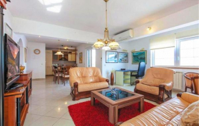 Apt w jacuzzi balcony & sea view 3 min to beach